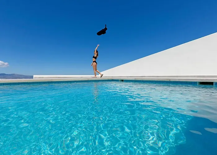 La Grande Vue-private Hilltop With Private Pools