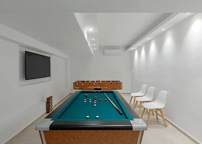 La Grande Vue-private Hilltop With Private Pools 别墅